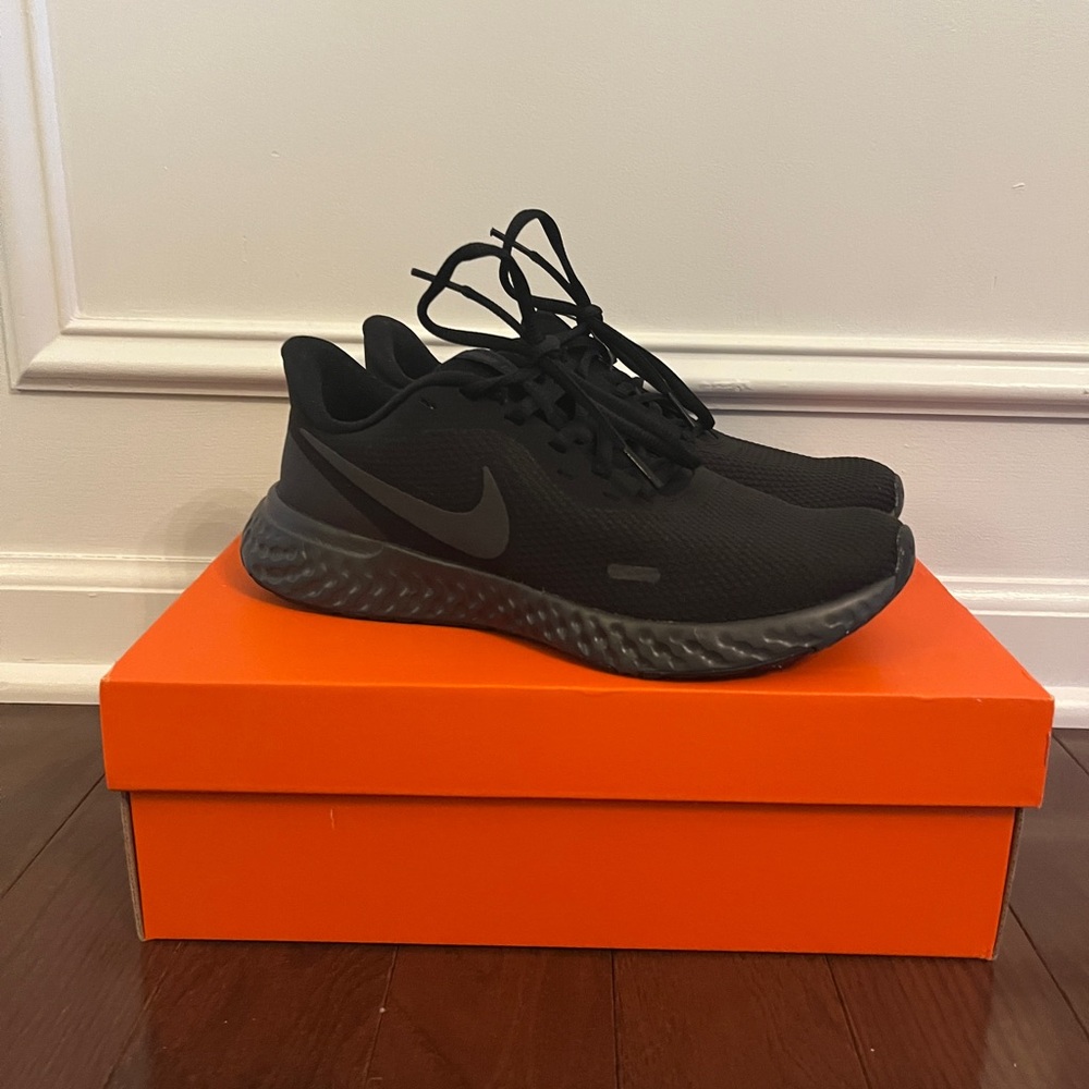 Nike WMNS Revolution 5 - Black/Anthracite Label